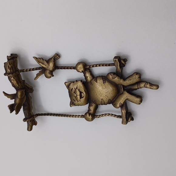 JJ Swinging Cat Brooch - Picture 5 of 5